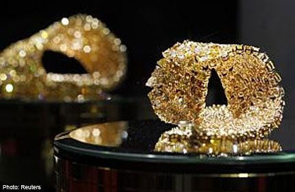 Going for gold, but not at record-breaking pace (c) MatthewPompa buying gold jewelry